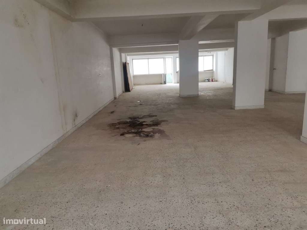 Loja em Agualva com acesso direto para viaturas - Grande imagem: 5/10