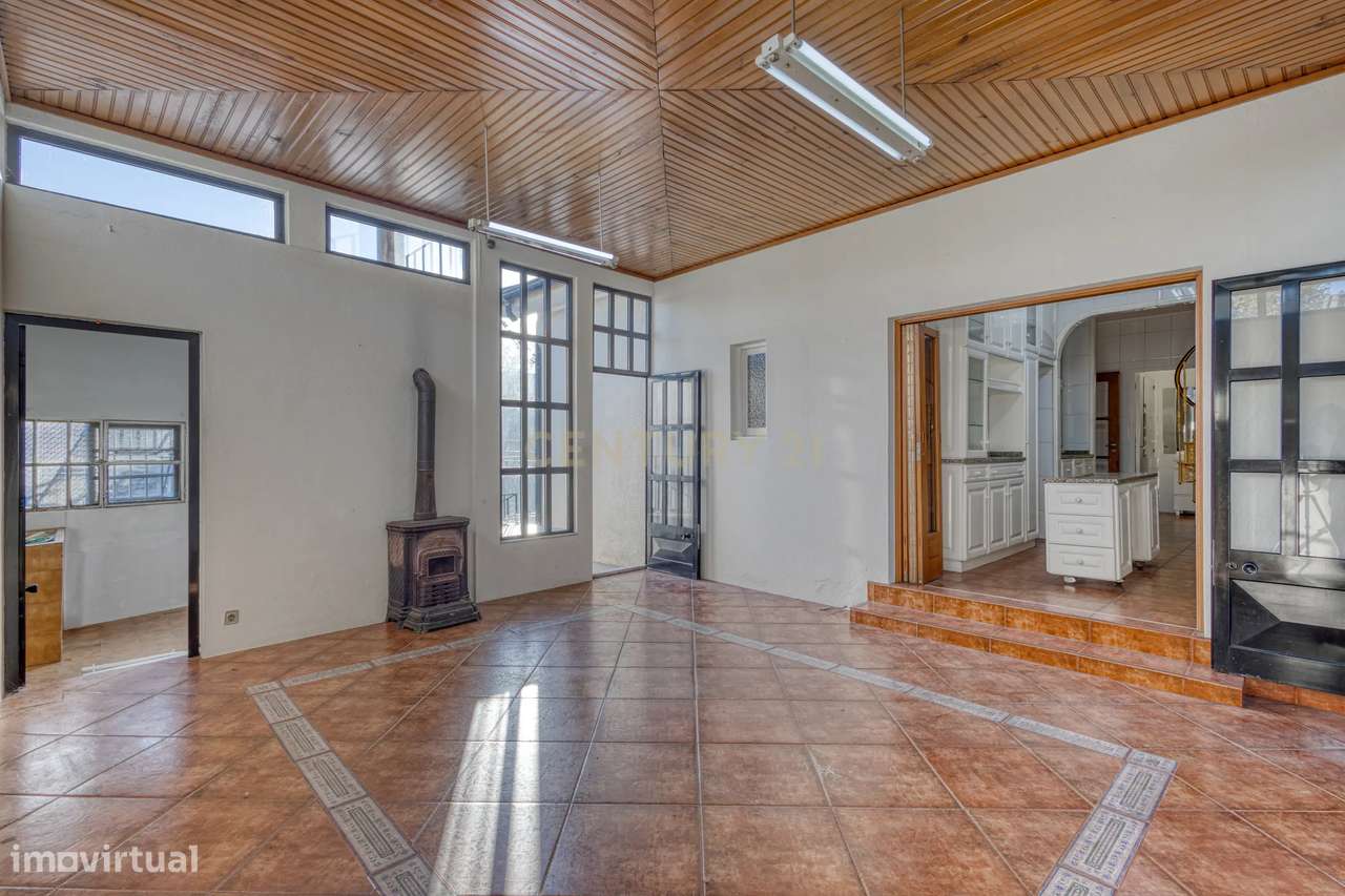 Moradia T3 com 4 frentes e garagem junto a igreja da Santa Rita-43