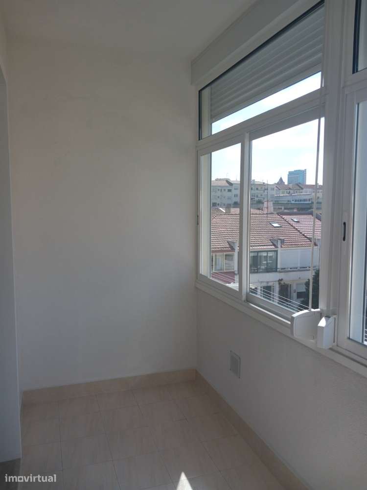 ALVALADE - T2 Renovado com varanda - Grande imagem: 4/12