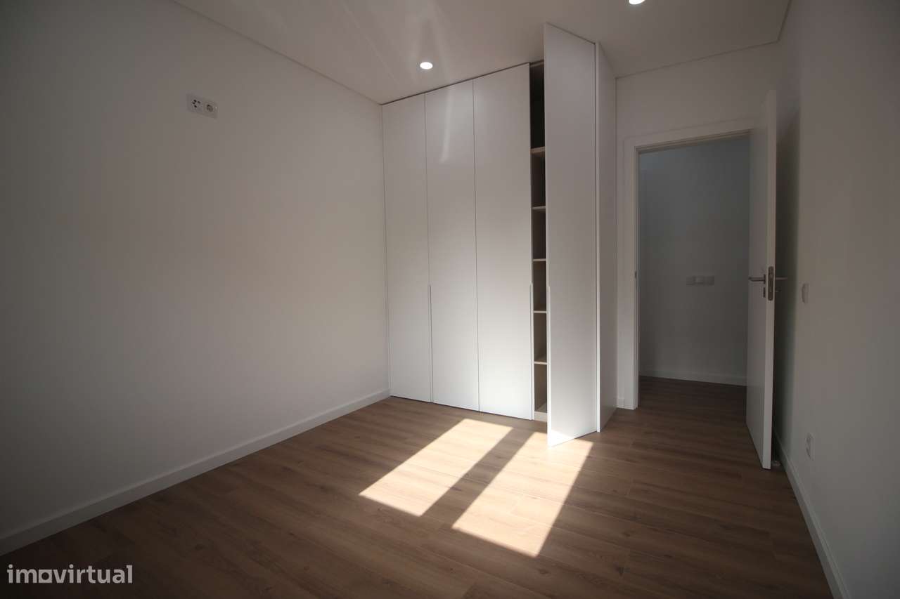 Rc de moradia com Quintal e estacionamento no Seixal-12