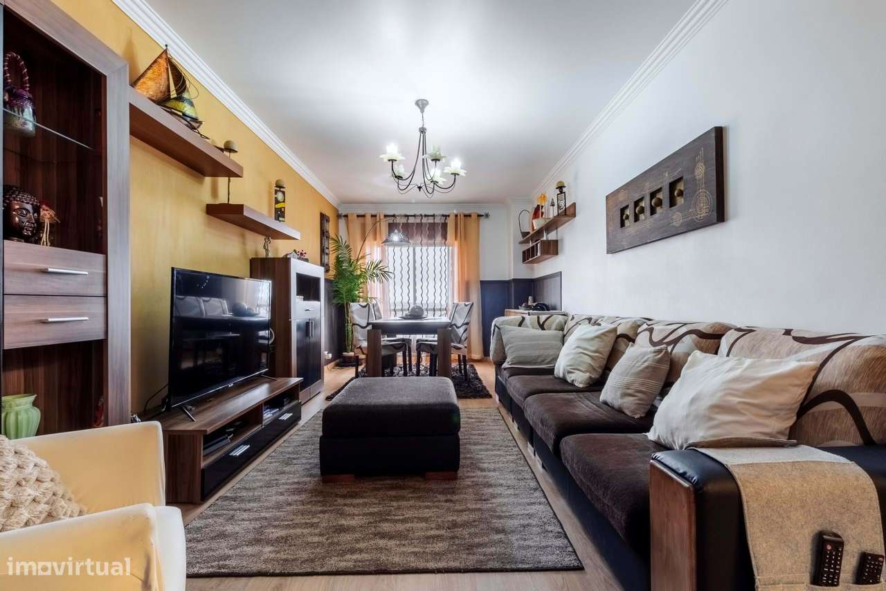 Apartamento T2 Remodelado c/ Lugar de Estacionamento em Mem Martins, S-6