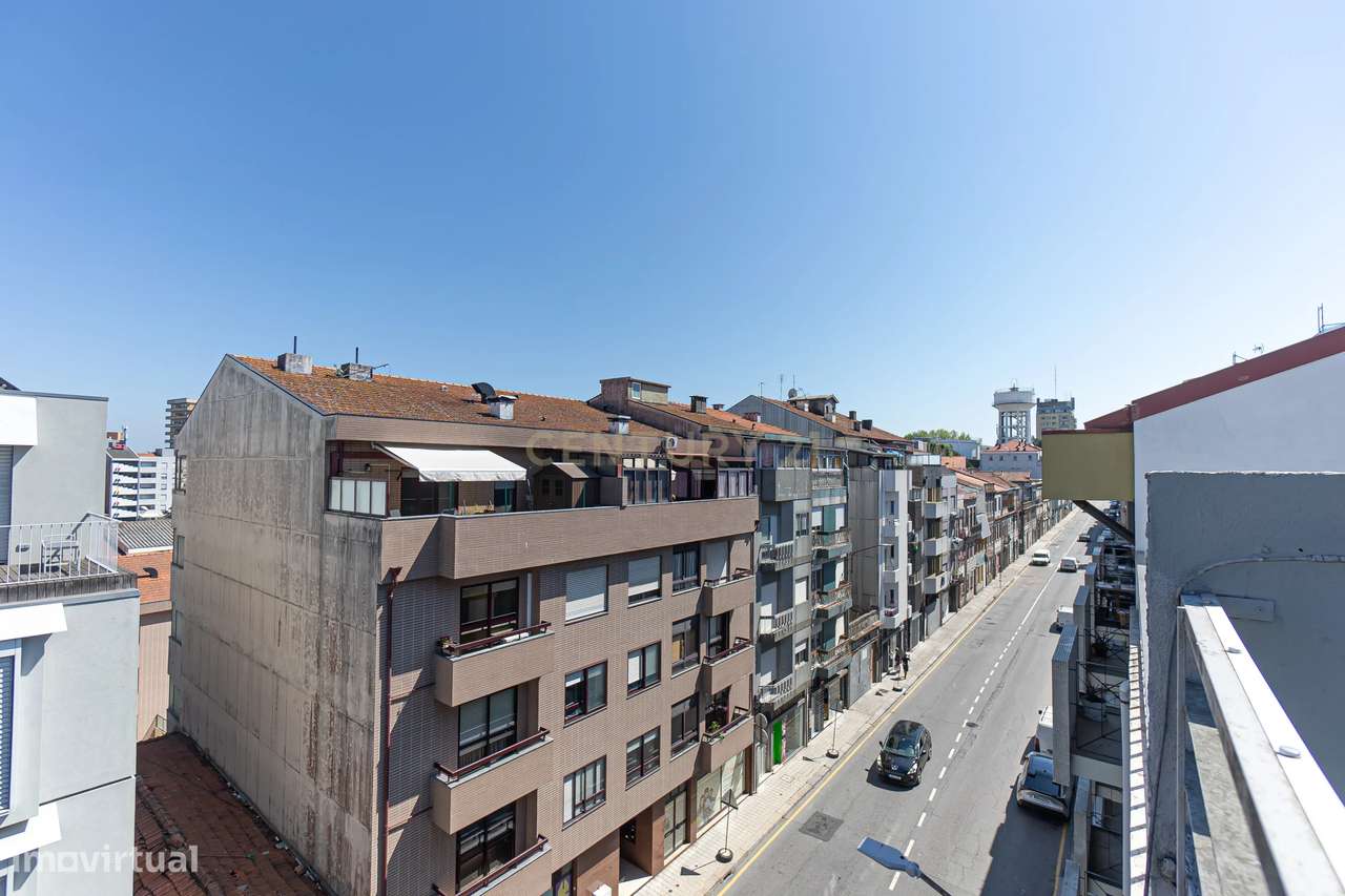Apartamento T2+1 com Terraço na Prestigiada Rua da Alegria-26