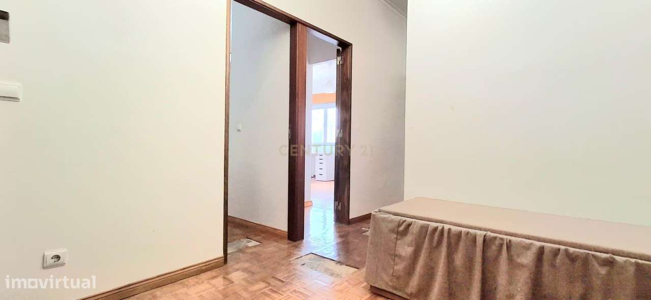 Apartamento T3 na Rua Tomás Alcaide-25