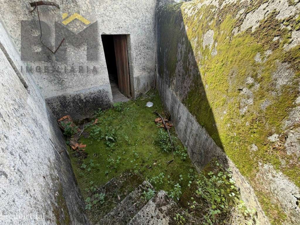 Edifício antigo no centro da aldeia de Proença-a-Velha-21