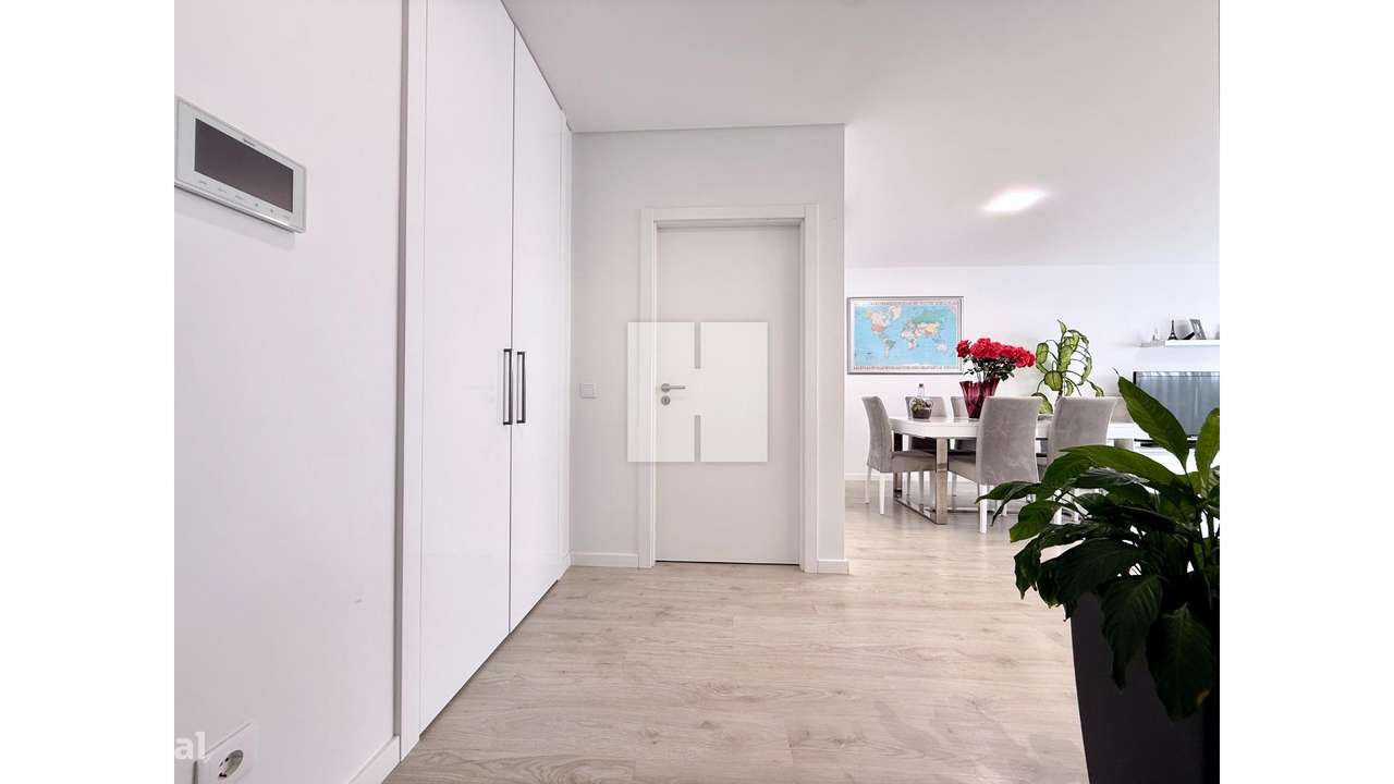 Apartamento T3 Seminovo c/ Terraço-2