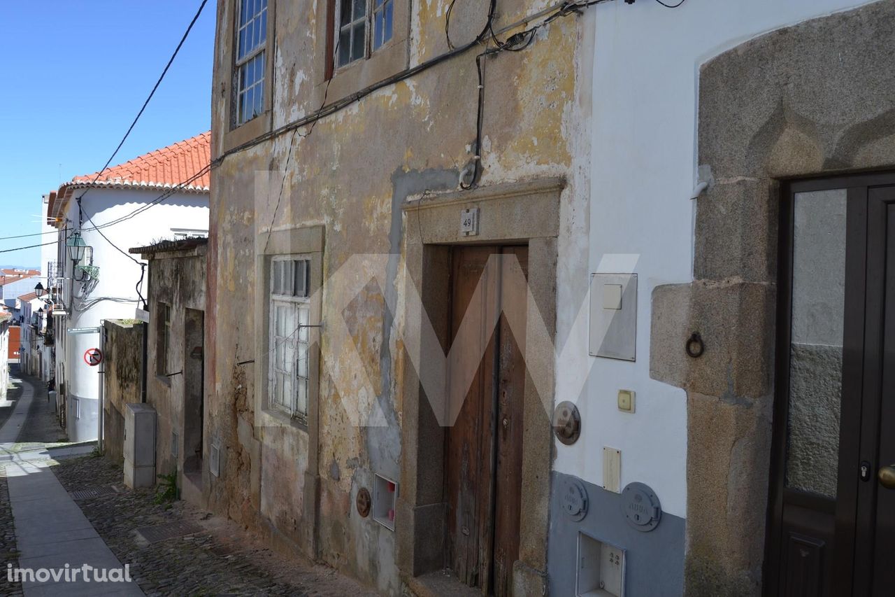 Predio em Propriedade Total com 4 Fracções na zona Historica de Castel