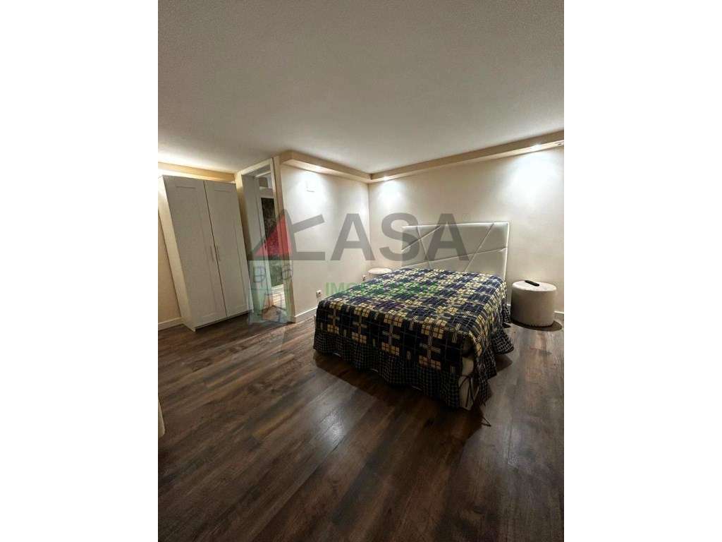 Moradia T15 com Renda Ativa + de €12.000/mês em Famões-8