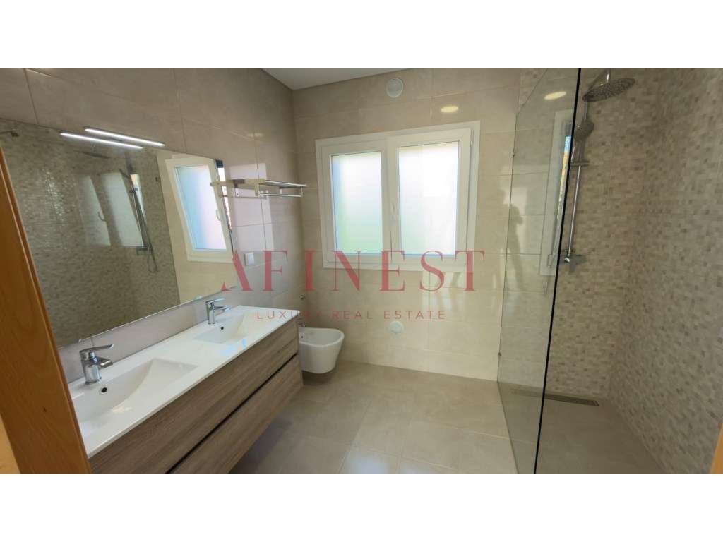 Moradia em Famões pensada para T4 | sala de 43 m² que dá 4.º quarto...-11