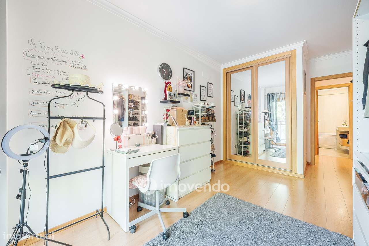 Apartamento T2 moderno, com garagem e varanda enorme, na Malvarosa-32