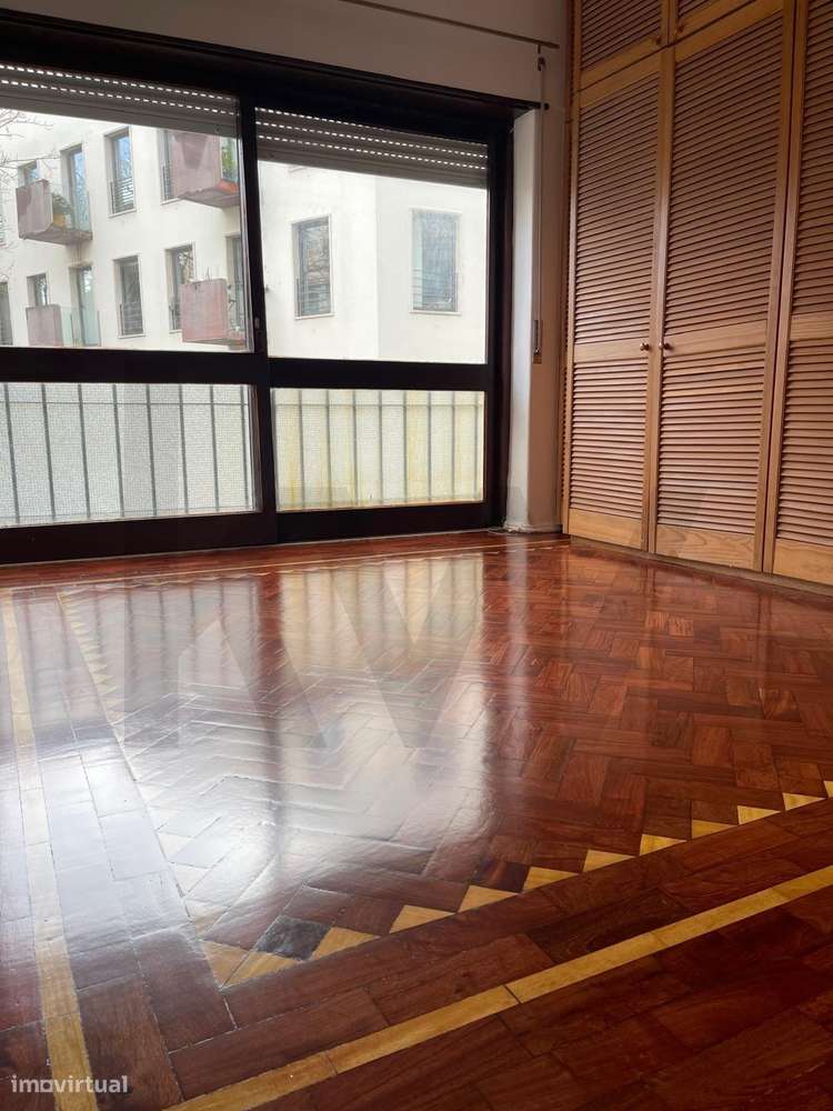 Arrendamento t2 com varanda e terraço na Lapa-Estrela - Grande imagem: 4/17