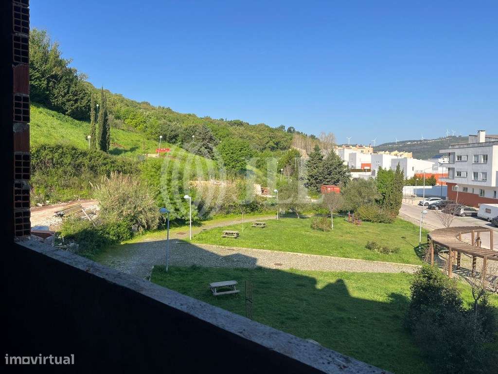 Apartamento T2 com varanda e estacionamento em Loures-9