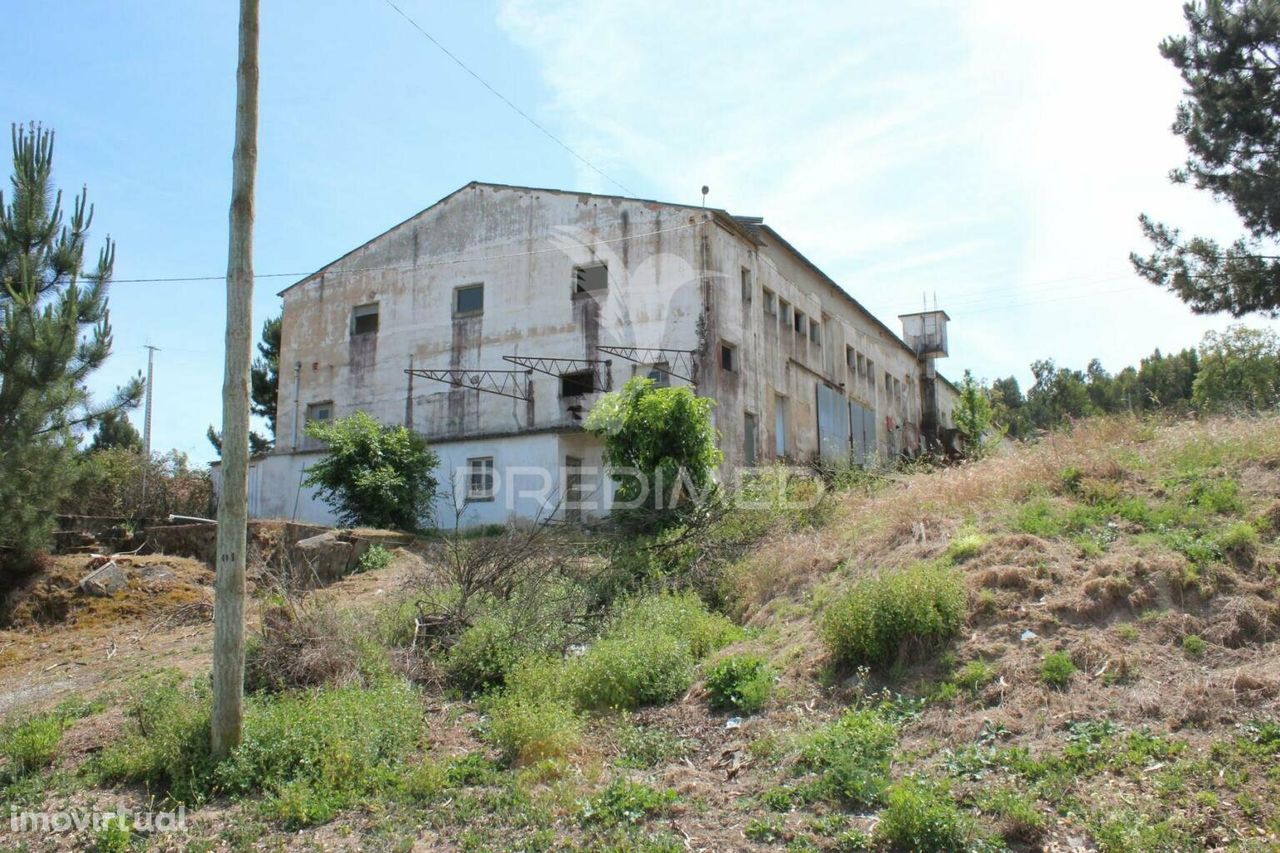 Armazém com terreno em Rio Maior