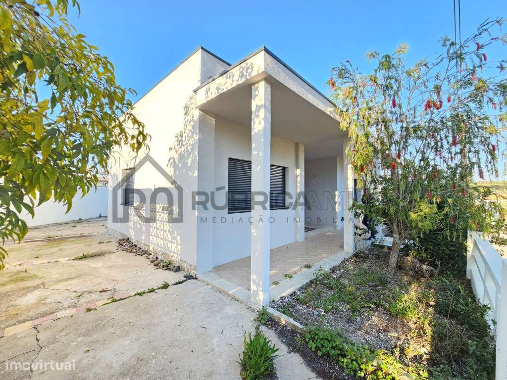 Moradia V3 renovada, com logradouro e anexo - Grande imagem: 4/36