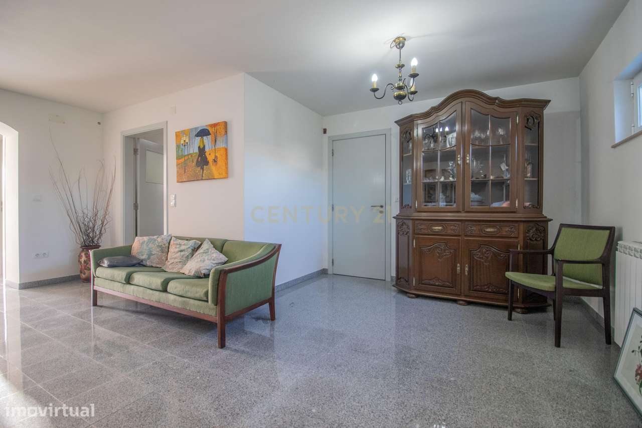 Moradia com piscina, terreno e anexos em Vieira de Leiria e a 2km da p-26