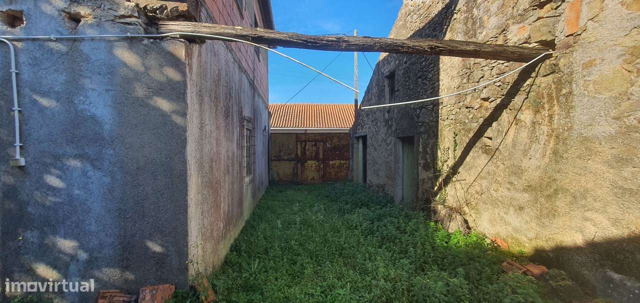 Quinta para restaurar na freguesia de Chãos-37