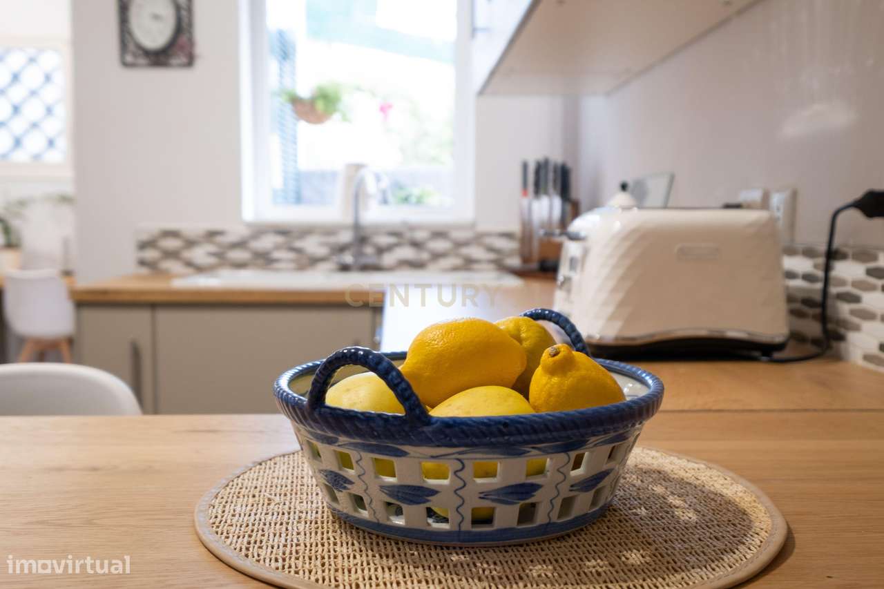 Moradia T2 Remodelada em Câmara de Lobos com Vista para o Pôr do Sol-28