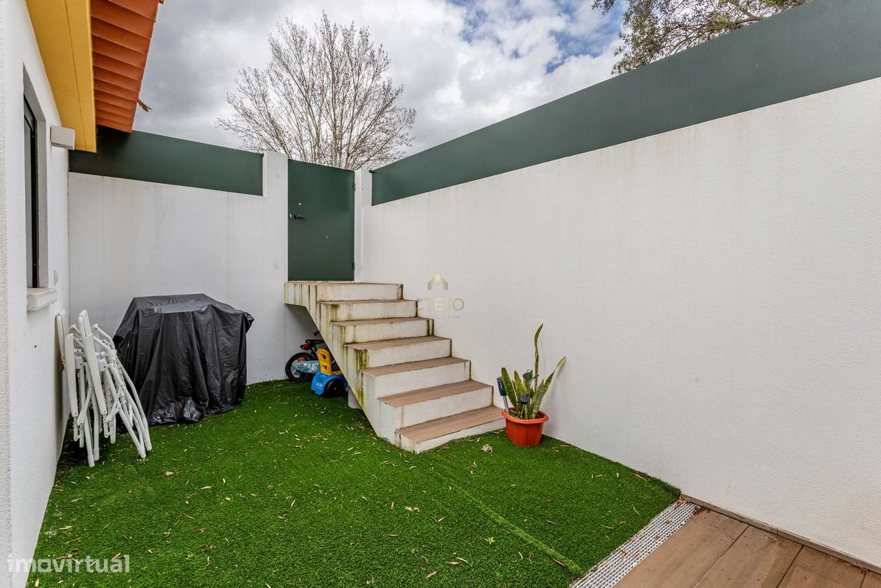 Moradia T2 Moderna com Pátio, Varanda e Chão Radiante – Bairro da Petr-14