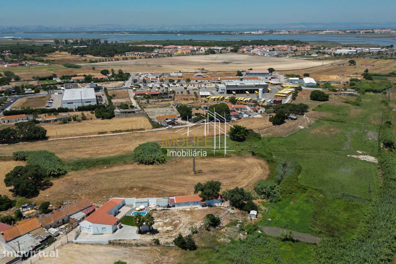 Moradia T4 com Piscina + Moradia T1 - Moita-54