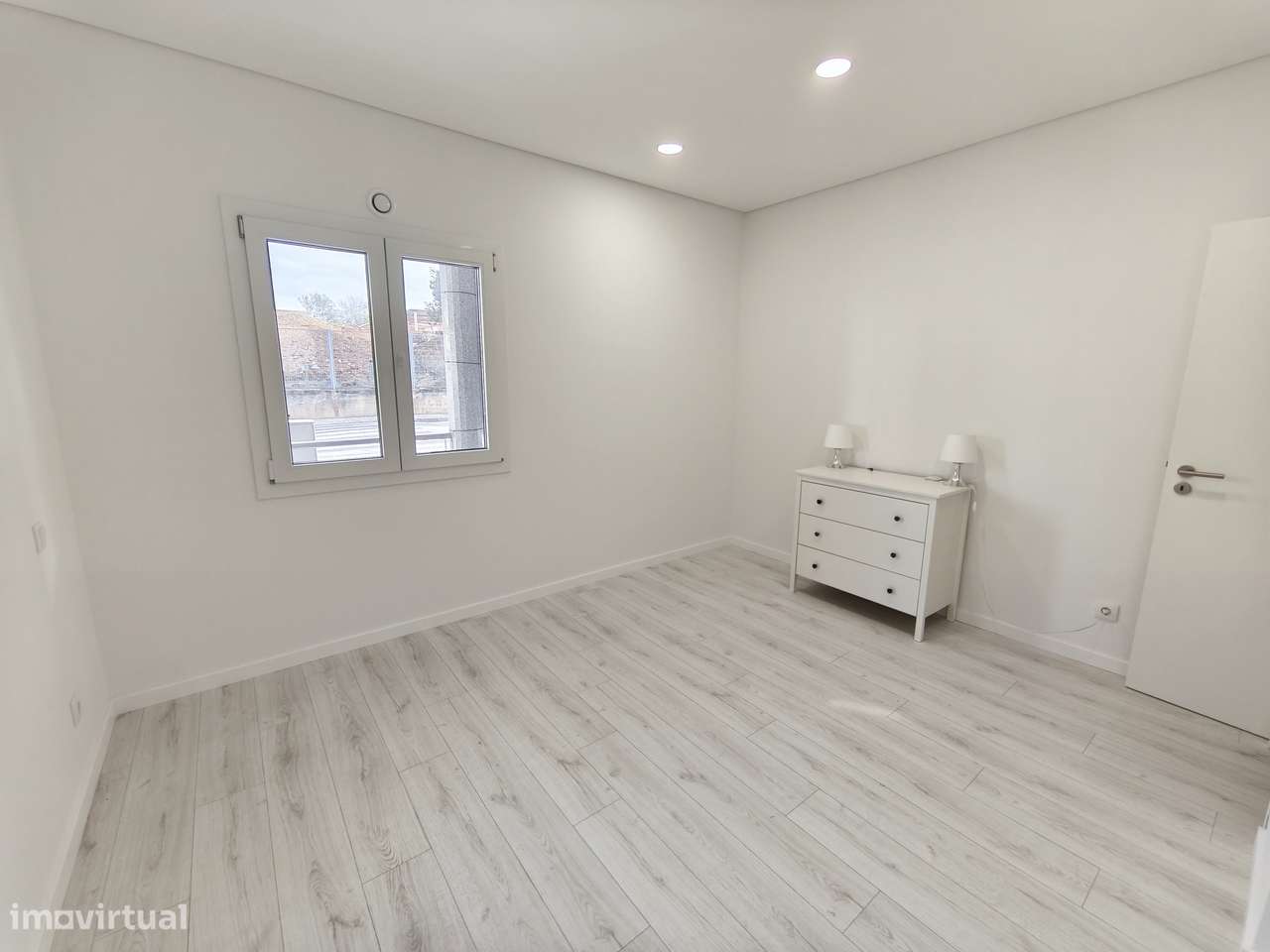 Apartamento T3 Novo c/ Parque de Estacionamento-5