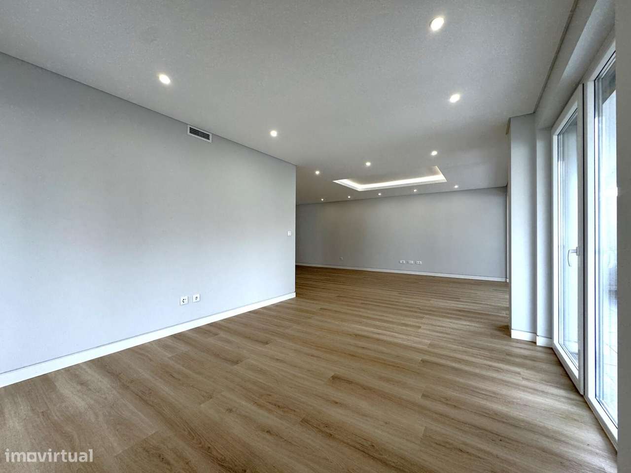 Apartamento T3 novo com estacionamento no centro de Carcavelos-7