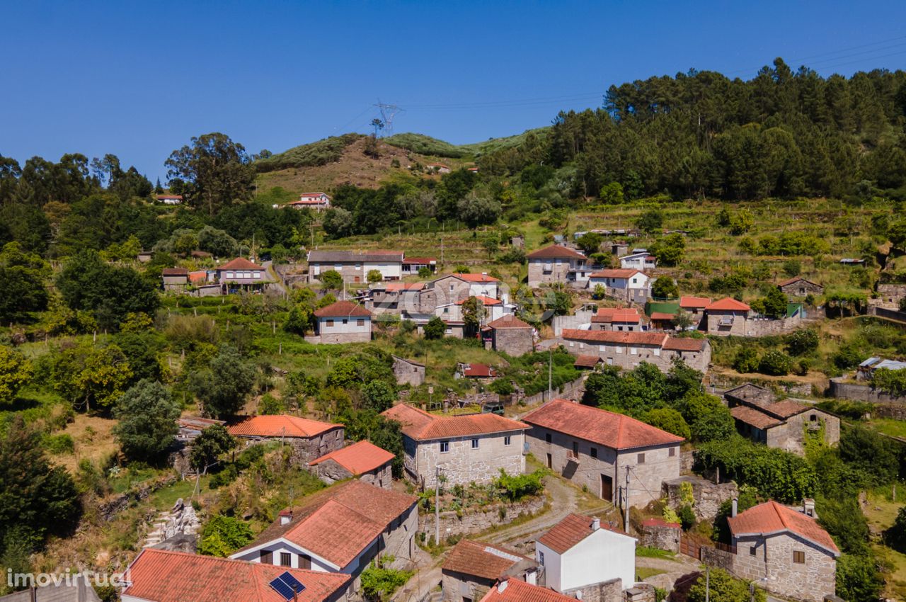 Moradia em ruinas T5 em terreno de 269 m2, em Britelo, Ponte da Barca