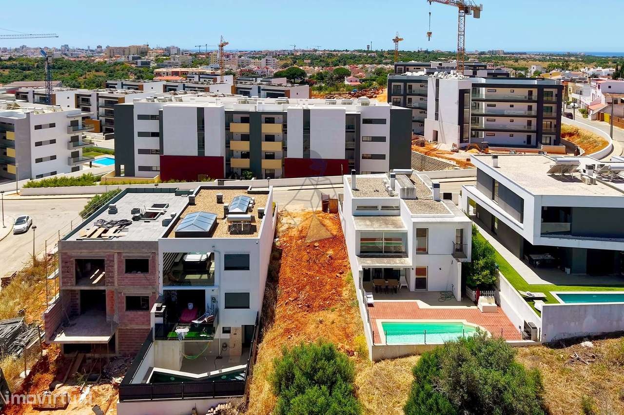 Linda moradia em banda em construção para venda na área de Sesmarias,-20