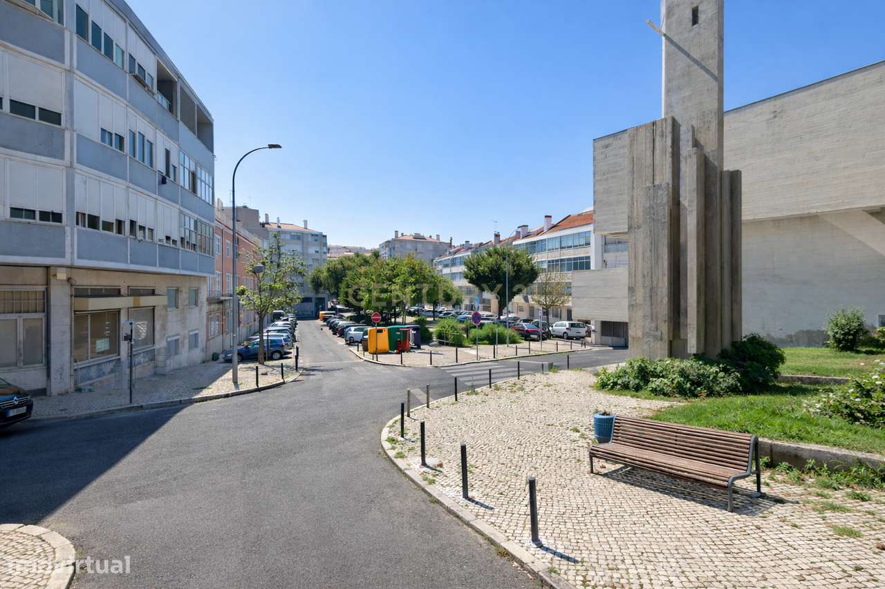 Apartamento T2 com Marquise e Excelente Potencial | Damaia de Cima – A-32