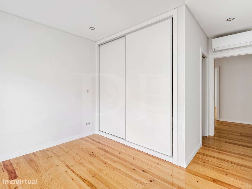 Apartamento T4 com Varanda junto à praia com vista Mar-14