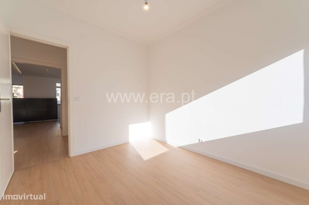 T2 Totalmente Remodelado a 5 Minutos do Metro — Odivelas-10