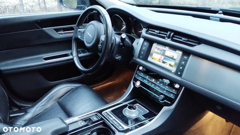 Jaguar XF 20d AWD Sportbrake R-Sport - 28