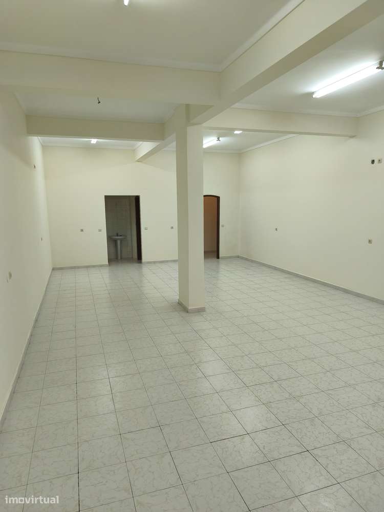 Loja no Casal do Cotão, Bem Conservada, Saída de fumos, 2 WCs, Montra. - Grande imagem: 3/16