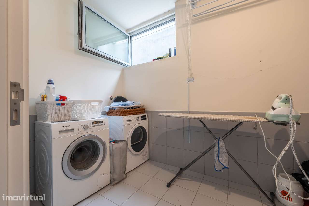 Moradia T4, em banda, de cave, rés-do-chão e andar, como nova!-26