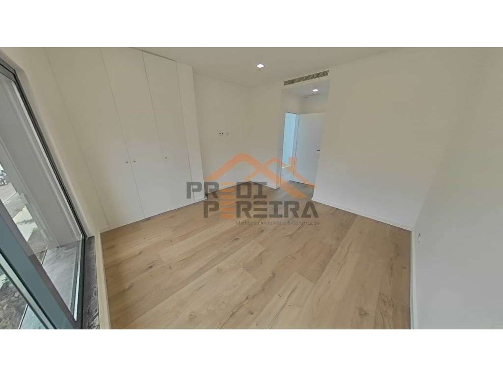 Moradia T4 em condomínio privado com piscina, no Fanqueiro em Loures-40