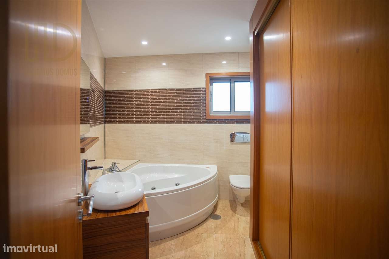 Moradia T3+1 de Luxo com 405m2 a 200 Metros da Praia em Canidelo.-29
