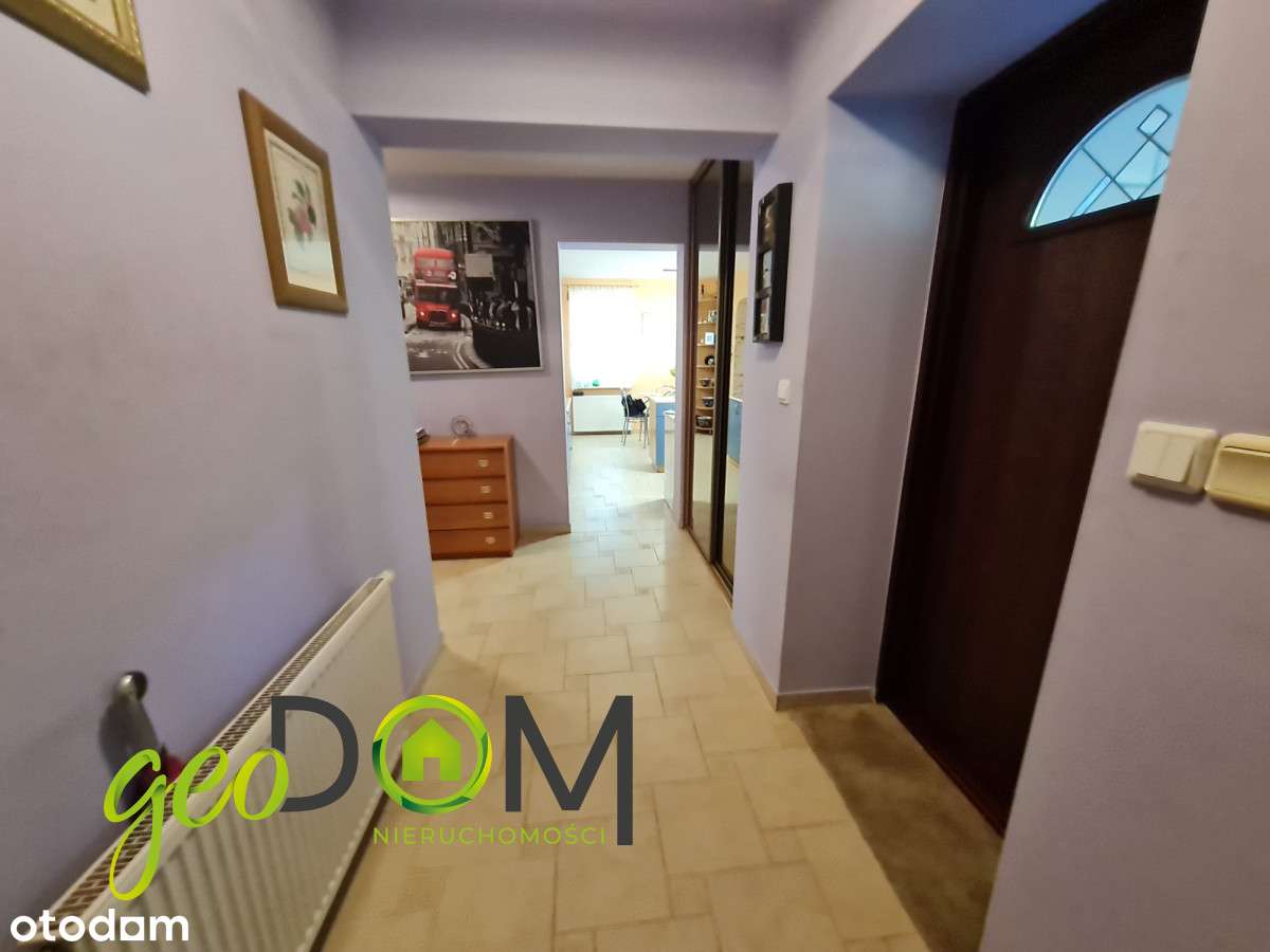 Przestronny dom o ciekawej bryle na dużej działce.-14