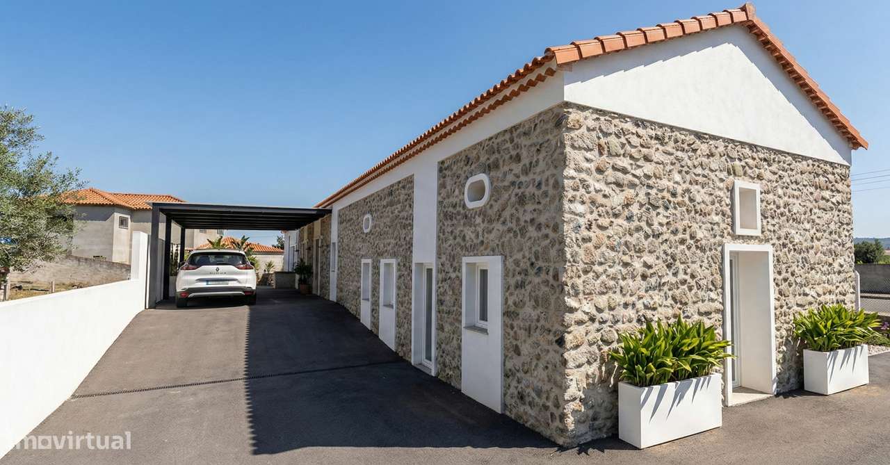 Moradia T4 térrea com terreno de 1.131 m²
Moradia T4 - Terreno 1.131m²-33