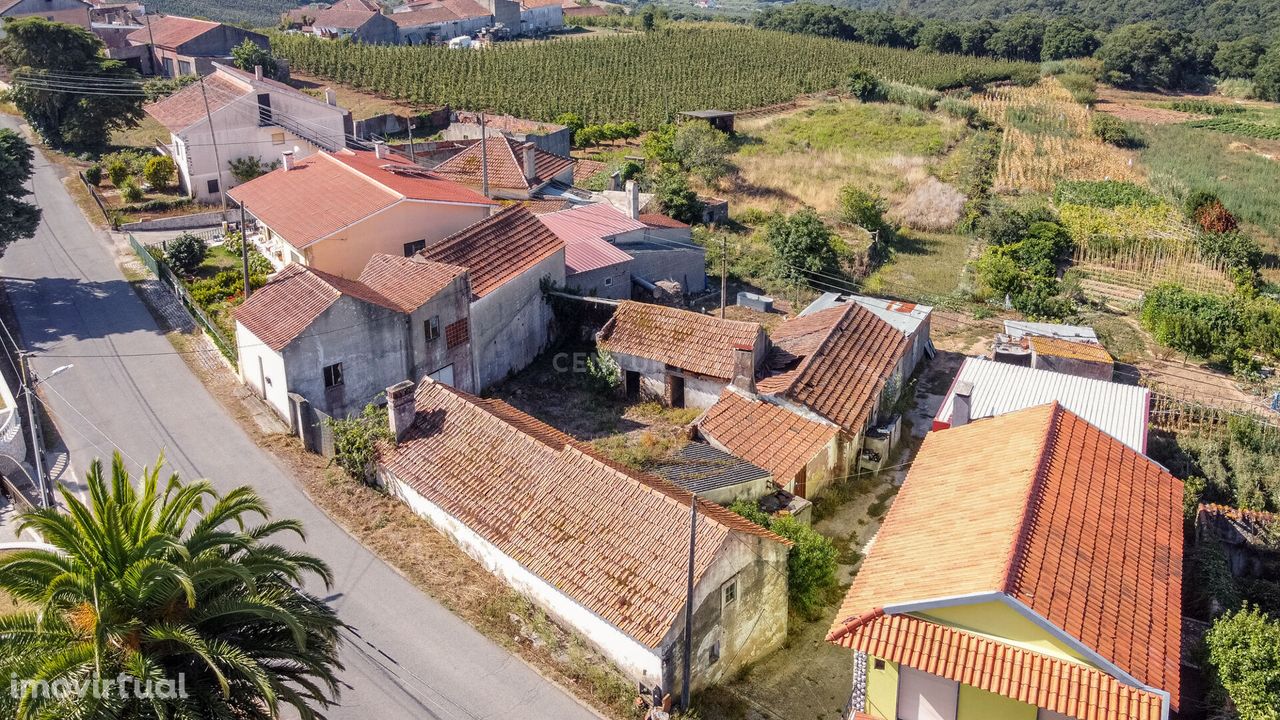 Moradia para reabilitar na Cumeira de Santa Catarina, Caldas da Rainha