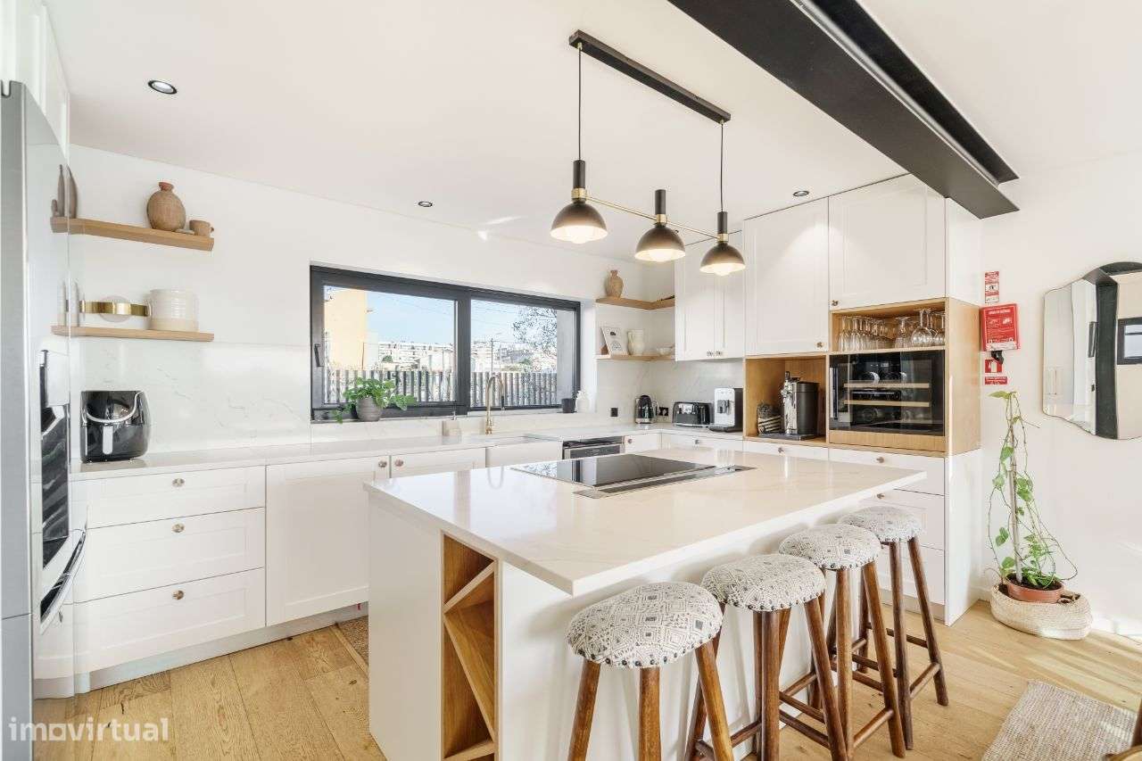 Moradia V3+1 totalmente renovada com vista mar-25