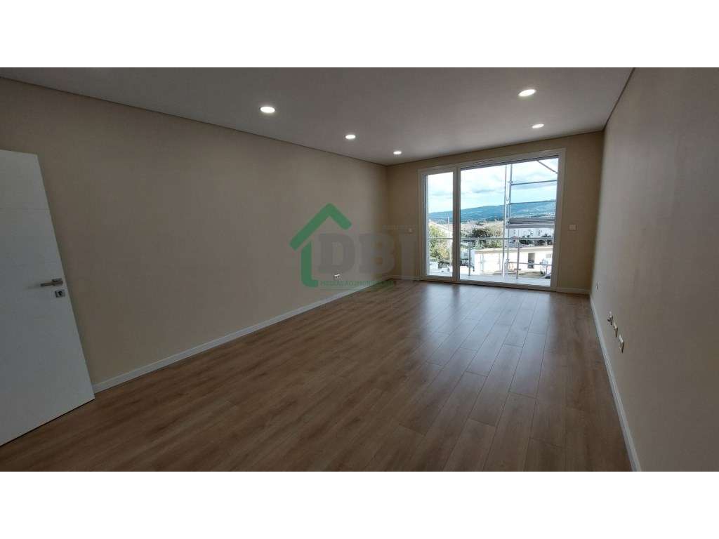 FABULOSO T2 DUPLEX NOVO - Boas áreas, 2 Suites!-7