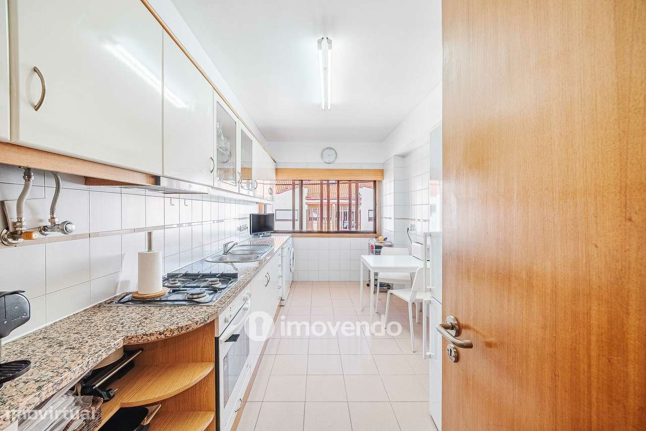 Apartamento T3, com garagem e arrecadação, na Ramada-6