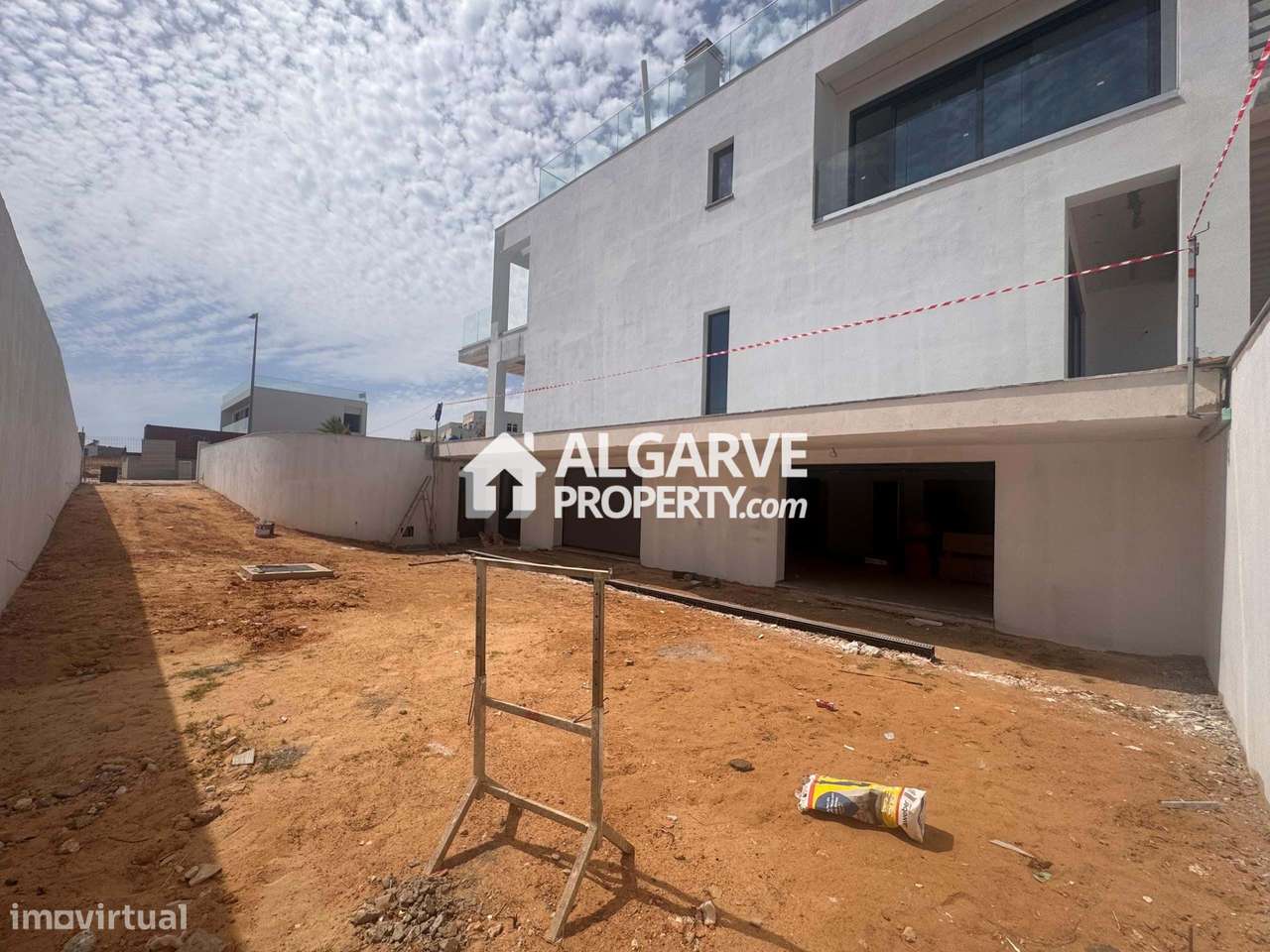 Moradia de Luxo T4 com Piscina e Vista Mar na Guia, Algarve-34