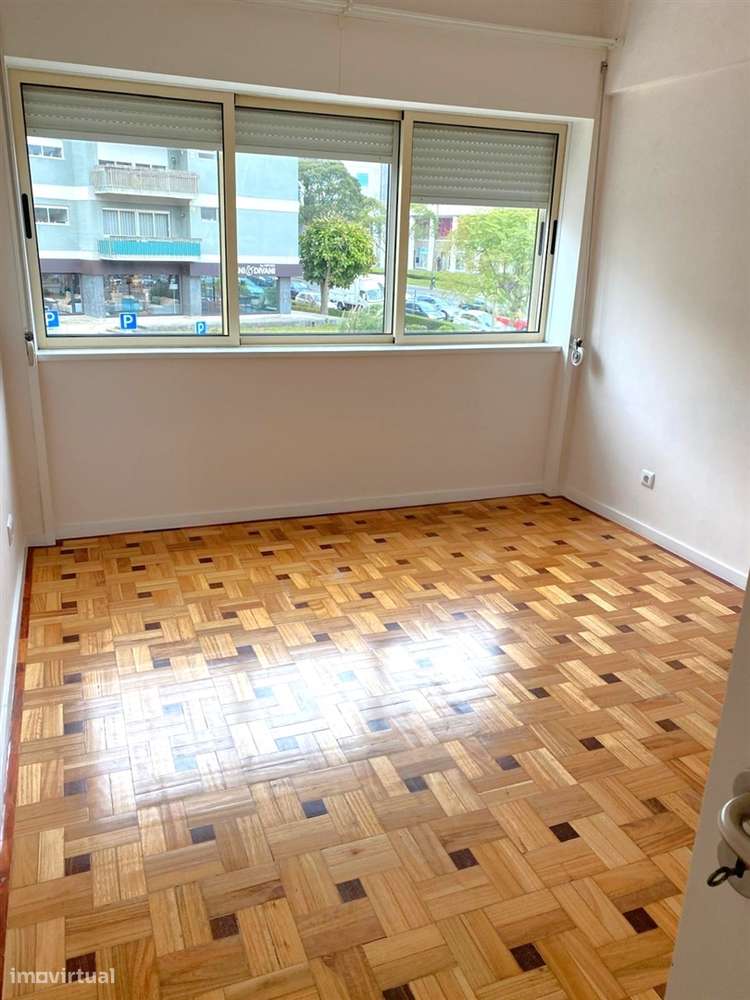 Apartamento T4 c/ varanda renovado à Av. da Boavista-26