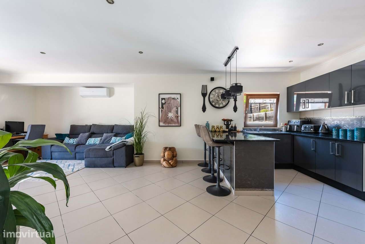 Casa tradicional reformada com grande jardim em Budens-7