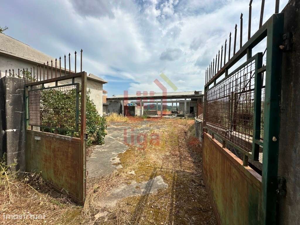 Propriedade com Moradia T4 e Potencial para Diversos Projetos-16