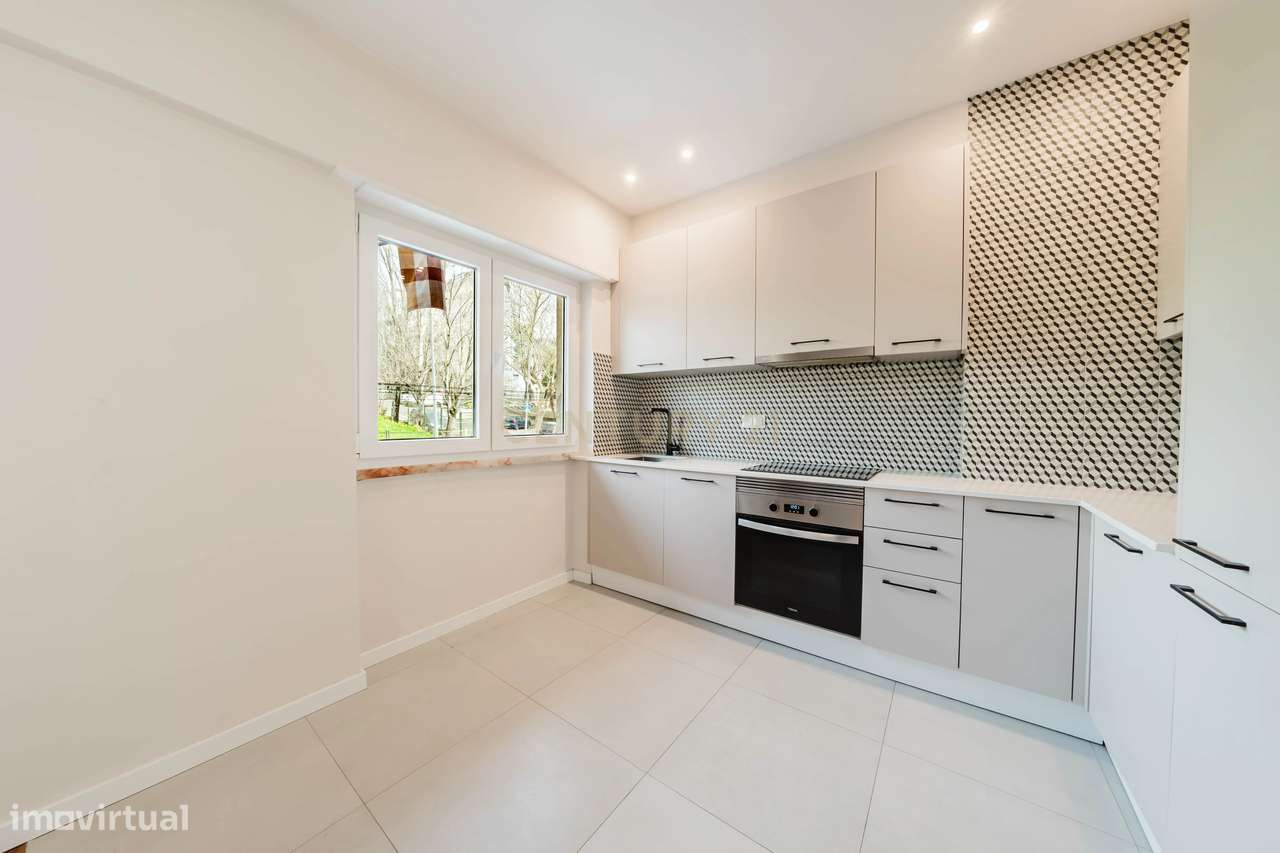 T4 luminoso com varanda ampla a 5 minutos da estação de Monte Abraão-26