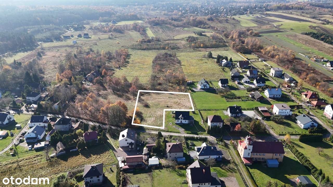 Budowlana działka w spokojnej wsi – 717 m²-1