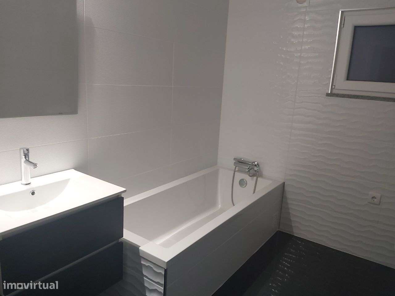 Moradia Isolada Térrea com 4 Ass. Piscina-10