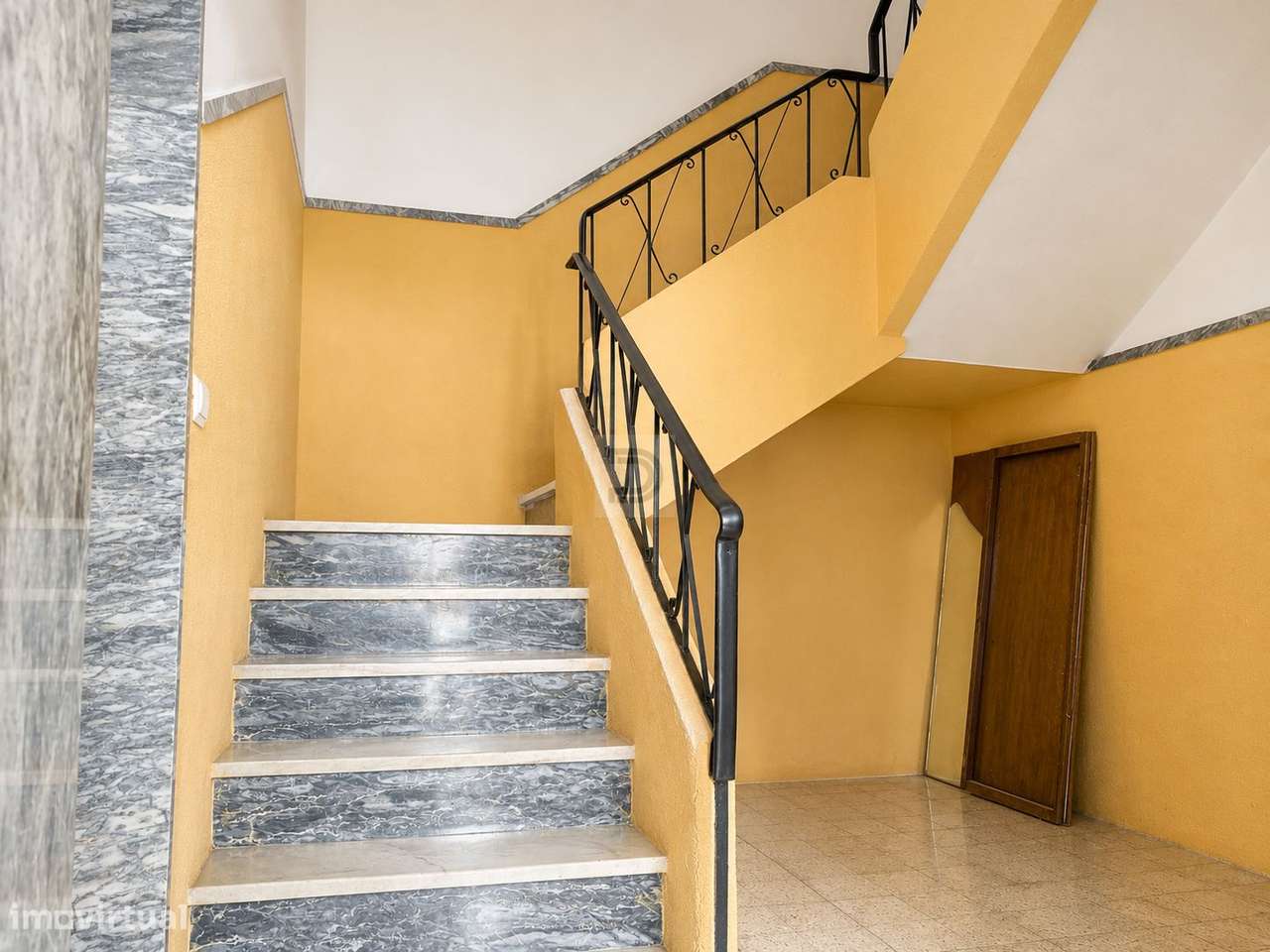 T2 remodelado de raiz no centro do Barreiro, com 3 varandas e muita lu-30
