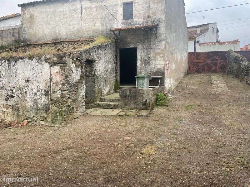 Moradia T3 Com Logradouro E Garagem