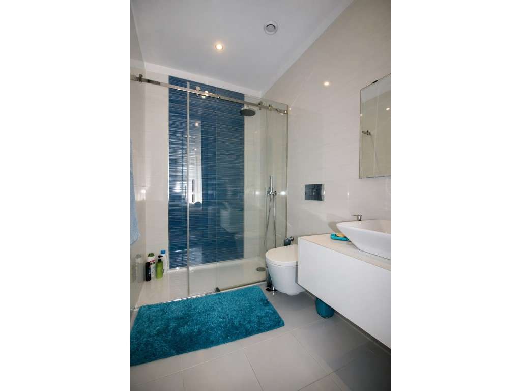 Moradia T4 com 4 frentes e jardim privado com árvores espaço e lumi...-19